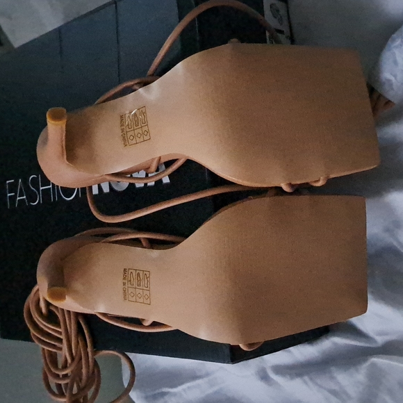 Asos Public Desire Zing tie leg heeled sandals in beige - Picture 4 of 5